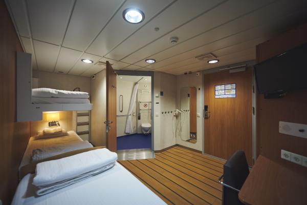 Accessible cabin with one adjustable bed and one set of bunk beds