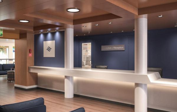 Ship reception desk with bilingual signage, wood-paneled ceiling, and navy blue accent walls